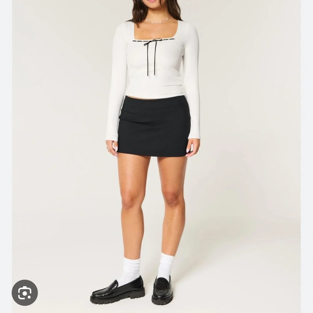 Elegant White Long Sleeve Top with Black Trim - Picture 2 of 6